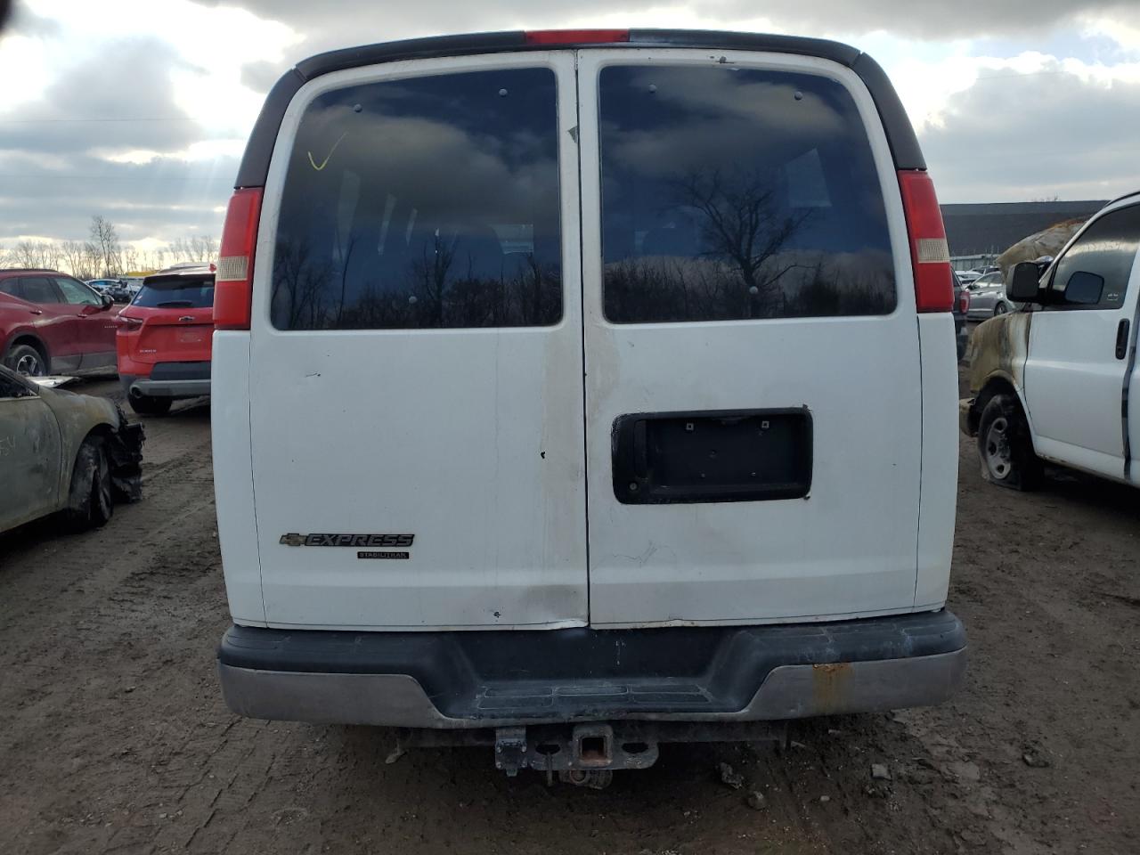 2009 Chevrolet Express - Image 6