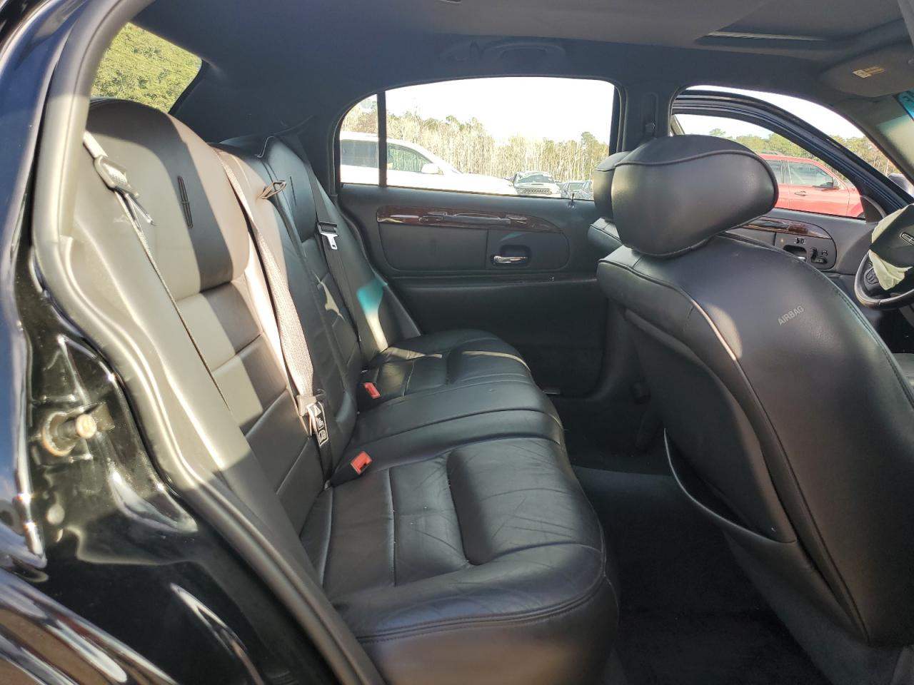 2001 Lincoln Town Car - Image 11