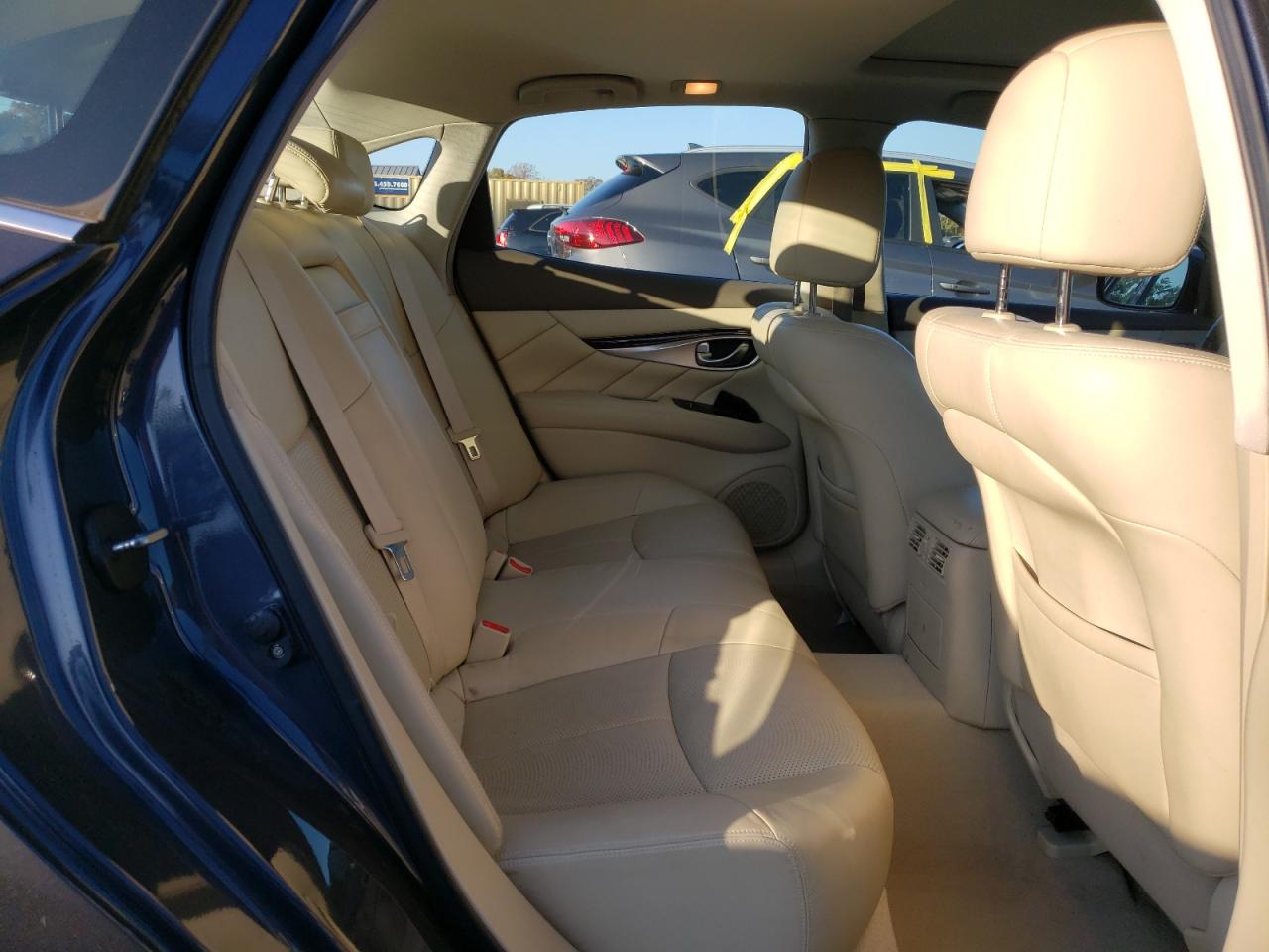 2011 Infiniti M - Image 10
