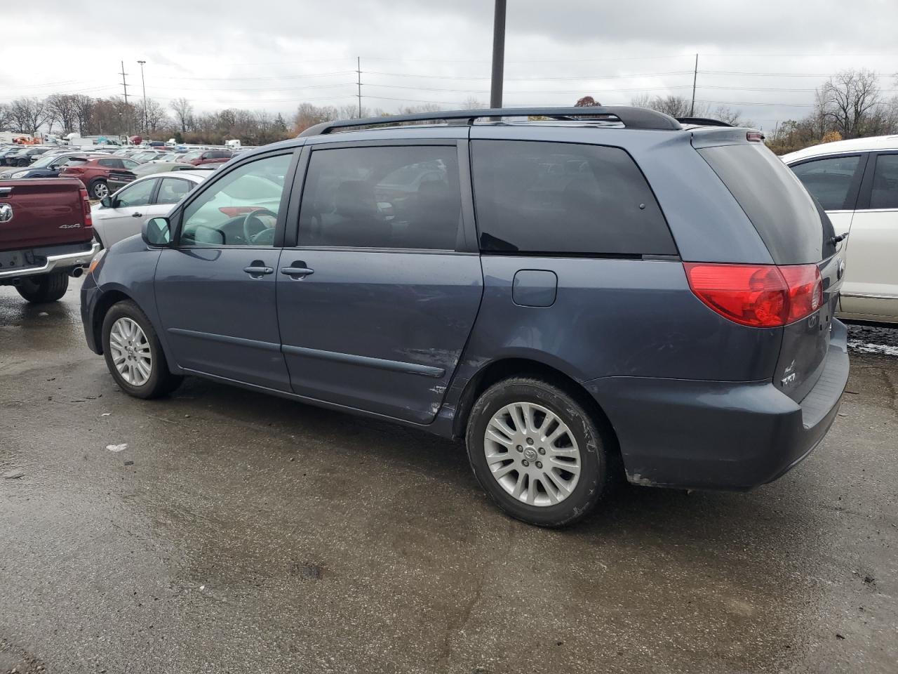2008 Toyota Sienna - Image 2