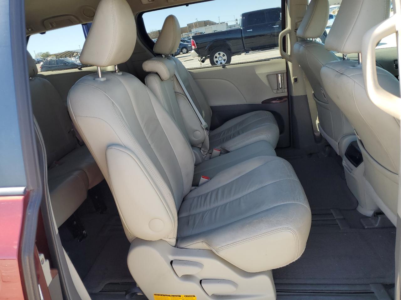 2011 Toyota Sienna - Image 11