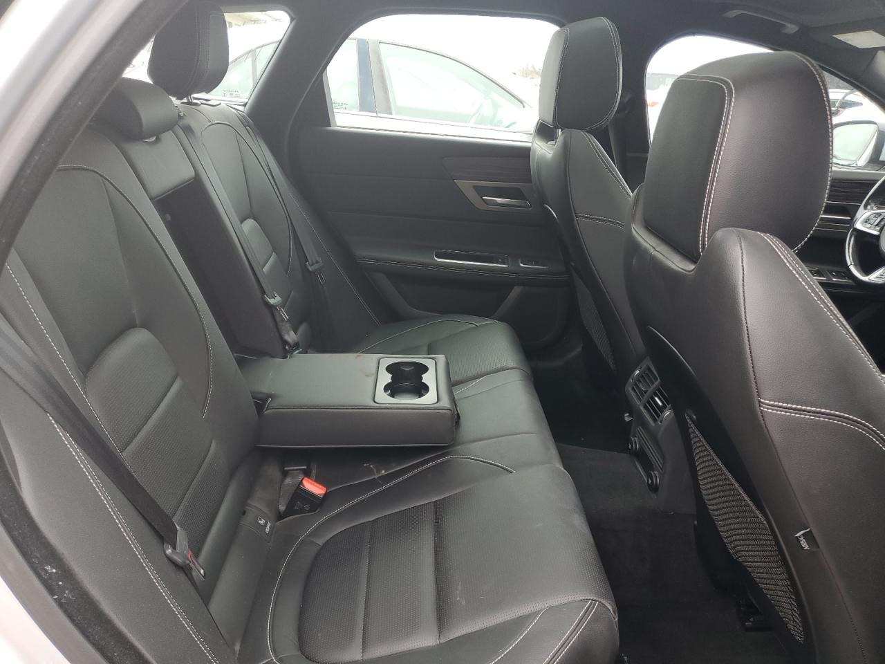 2018 Jaguar XF - Image 10