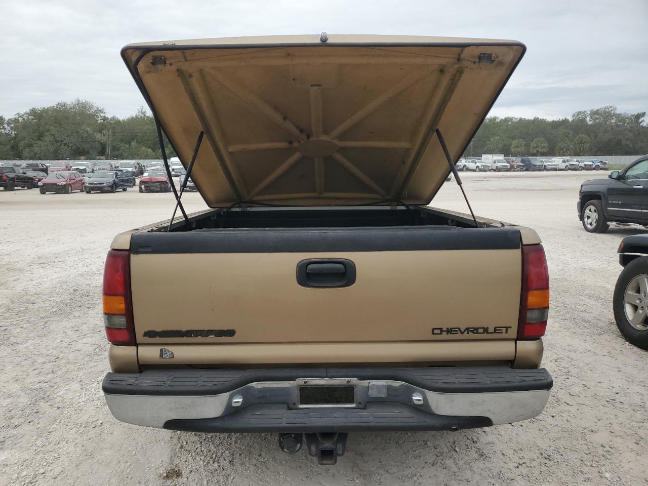 2000 Chevrolet Silverado C1500 VIN: 2GCEC19T8Y1161518 Lot: 81144454