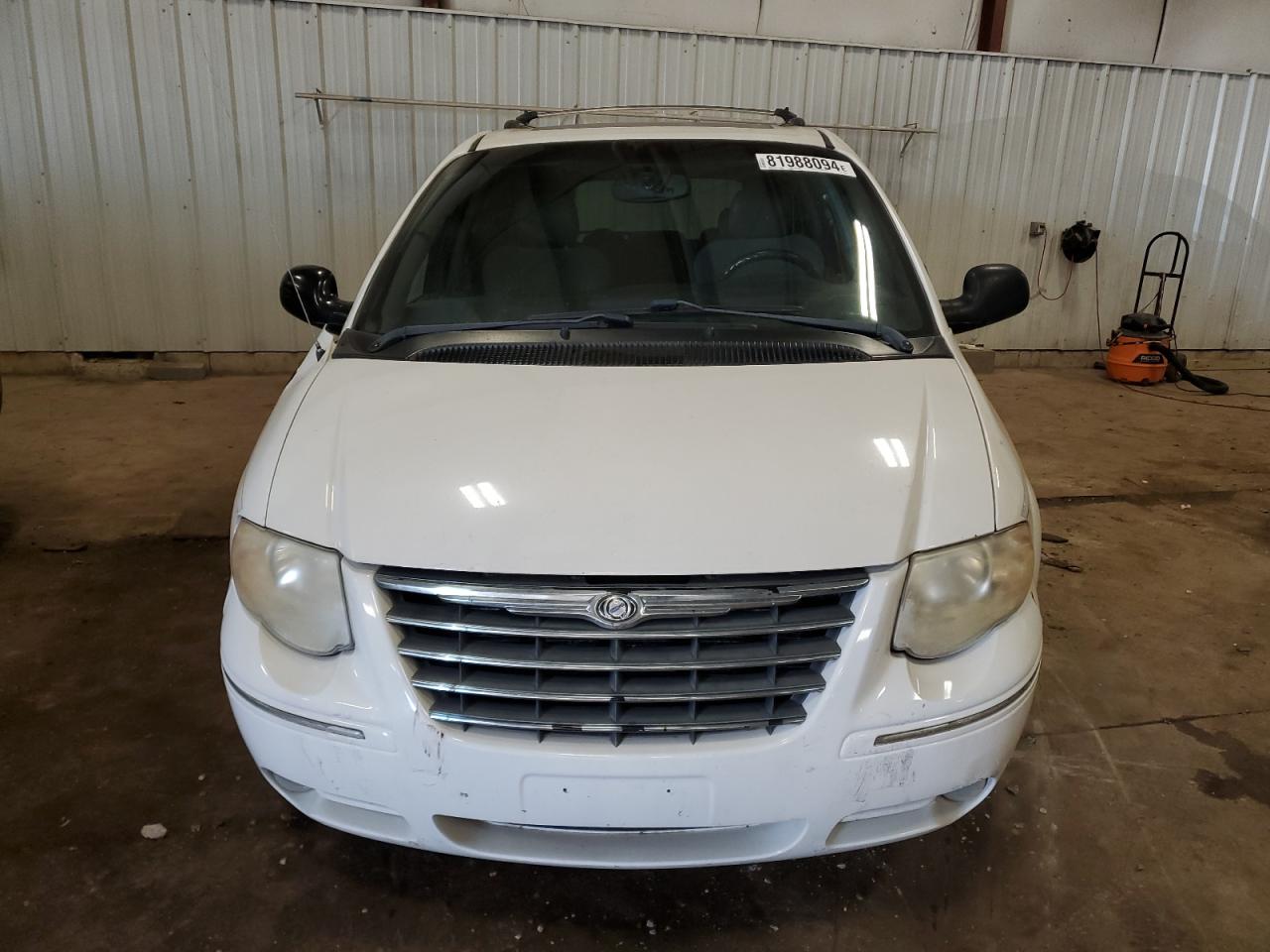 2005 Chrysler Town & Country - Image 5