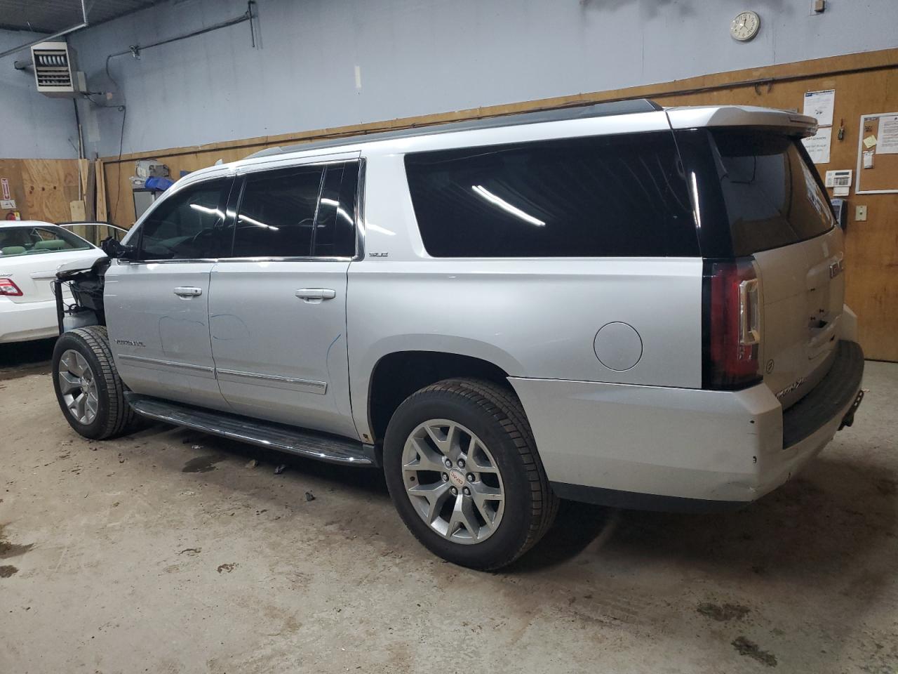 2015 GMC Yukon - Image 2