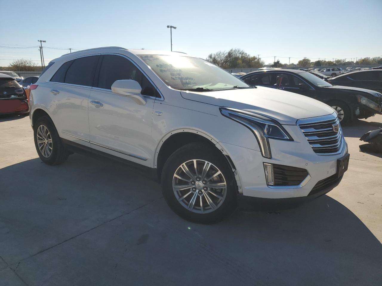 VIN 1GYKNCRS7KZ124050 2019 CADILLAC XT5 no.4