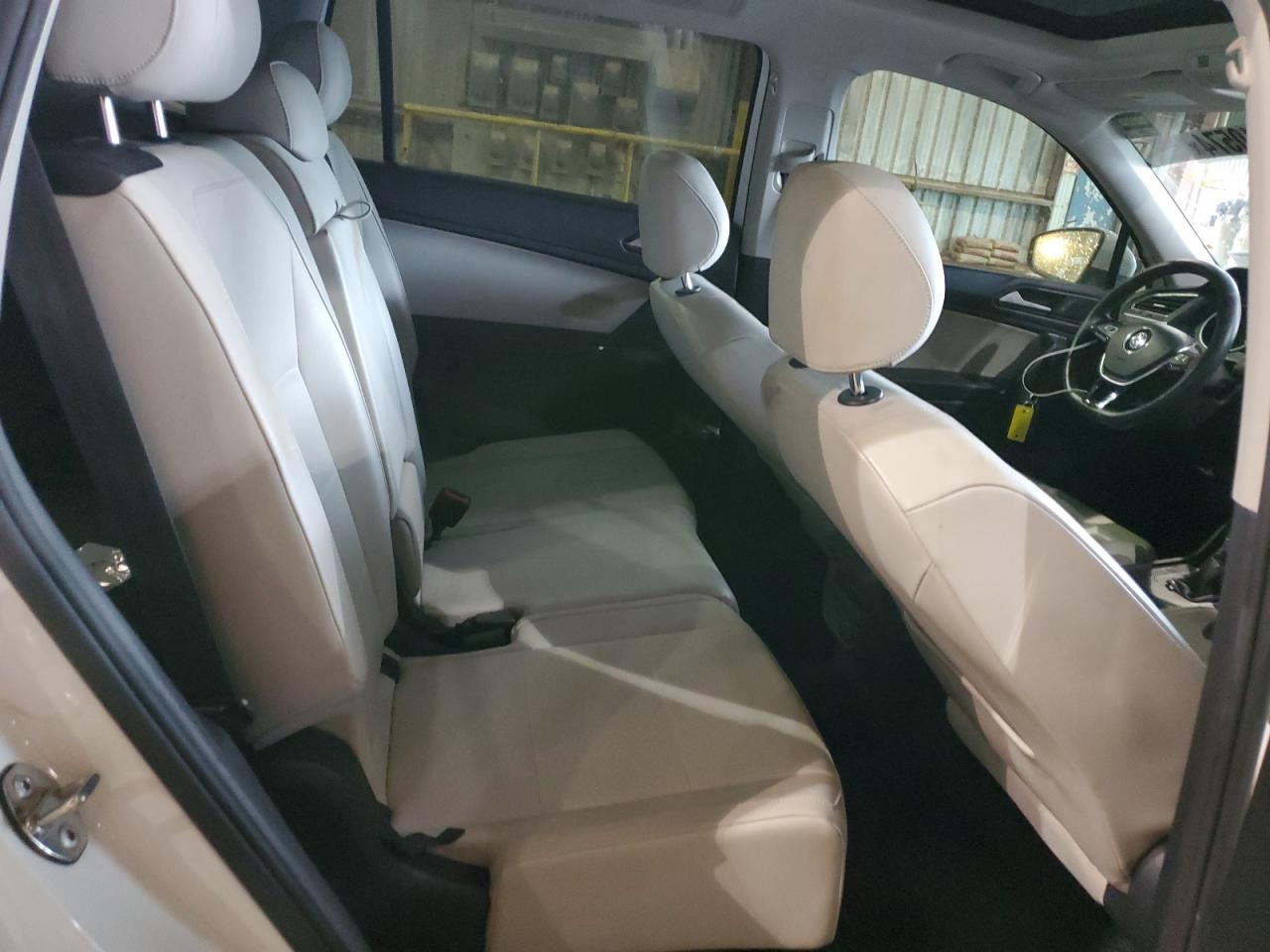 2018 Volkswagen Tiguan - Image 11