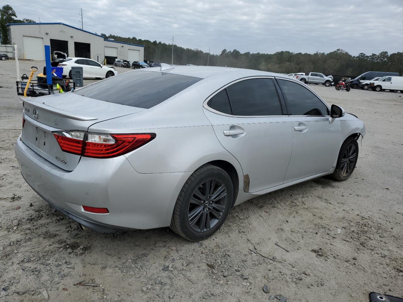 2015 Lexus ES - Image 3