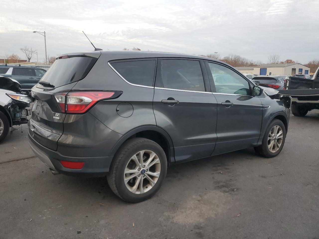 VIN 1FMCU0G93HUF10090 2017 FORD ESCAPE no.3