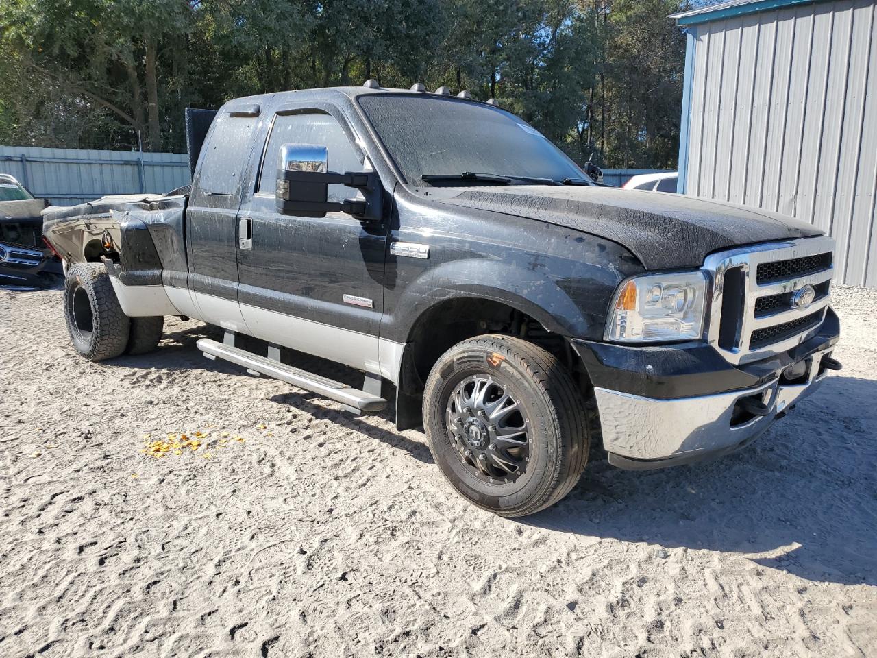 2005 Ford F350 - Image 4