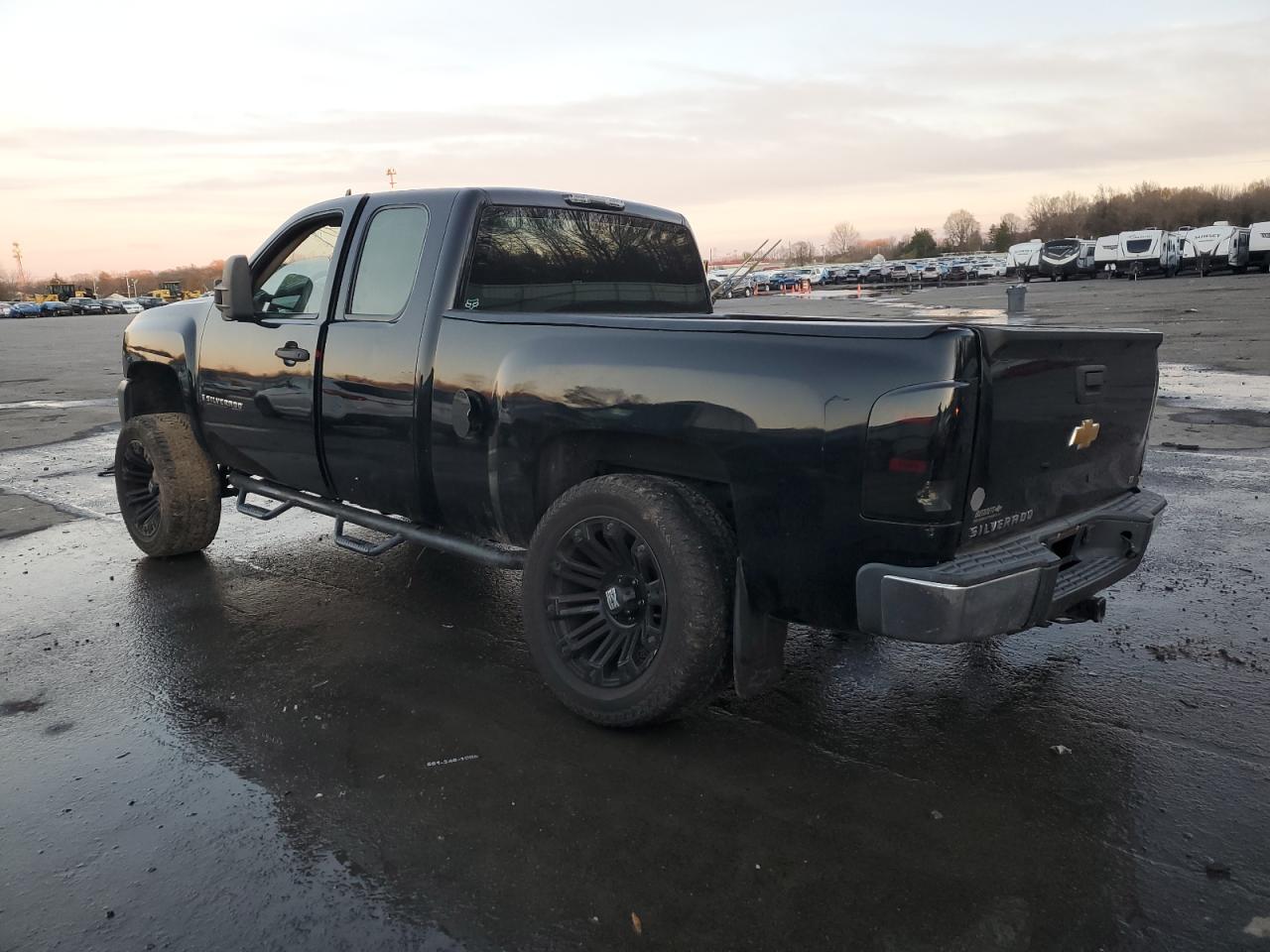 2007 Chevrolet Silverado - Image 2