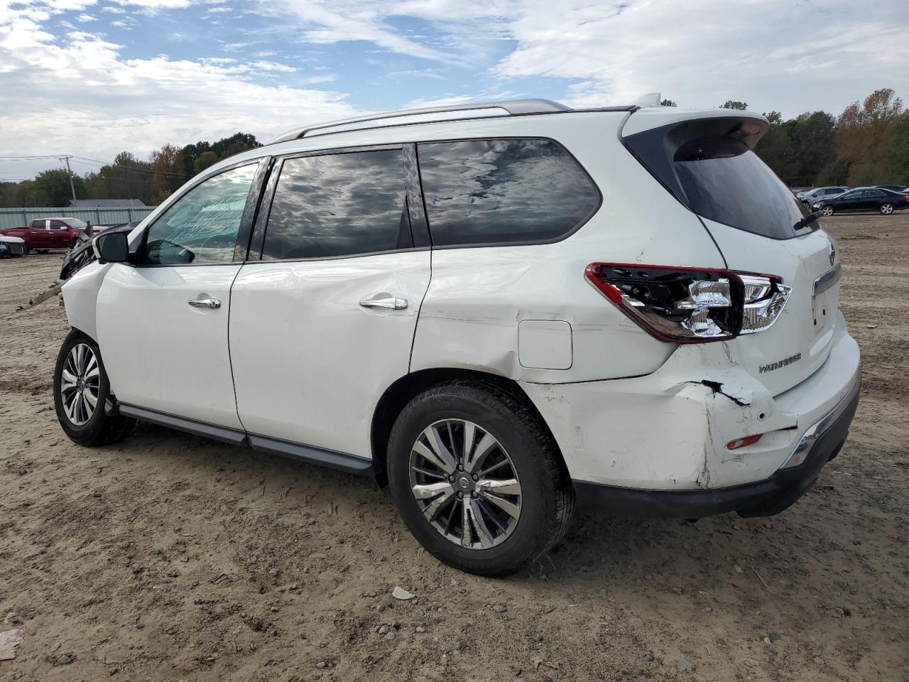2019 Nissan Pathfinder - Image 2