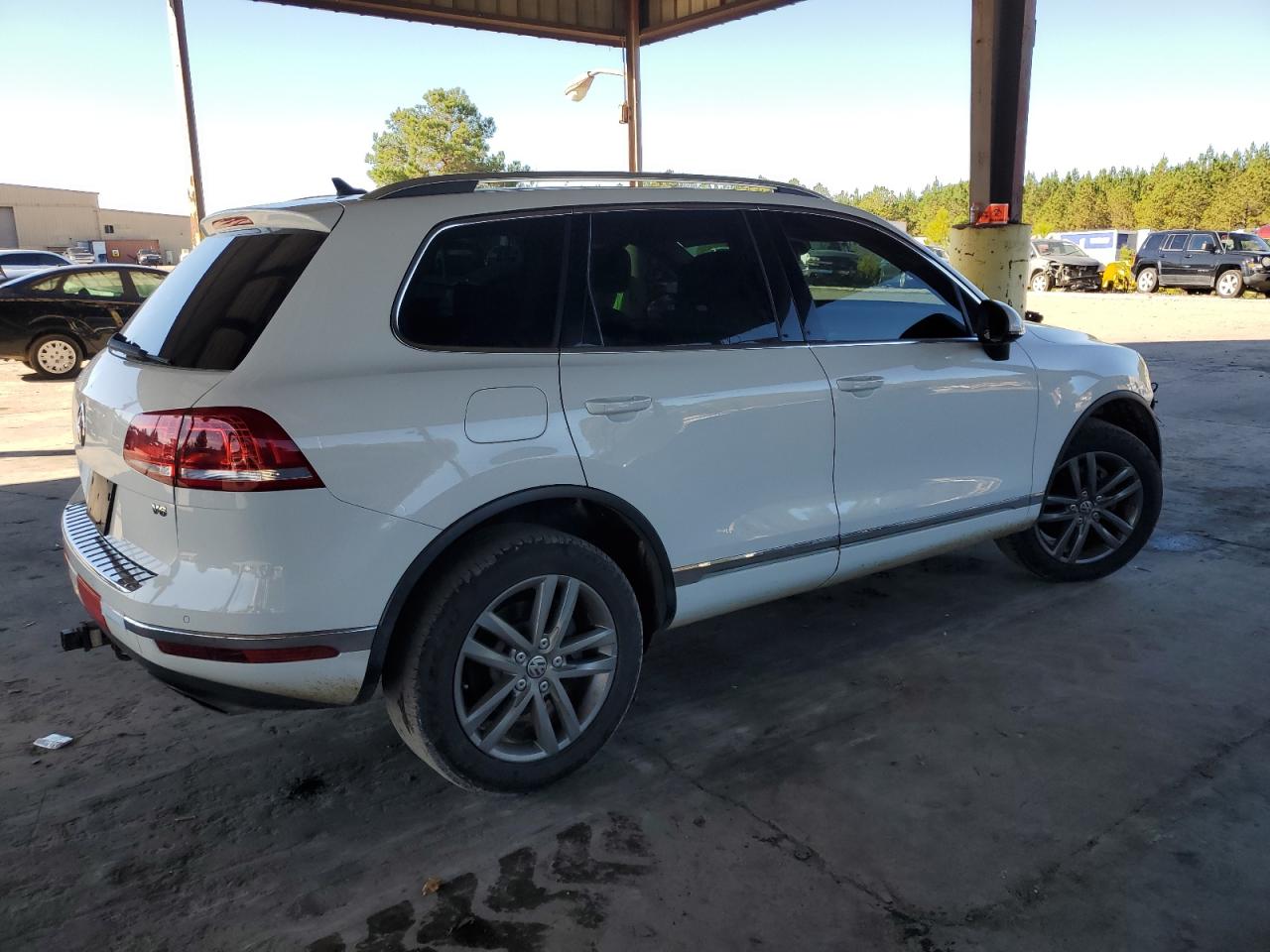 2016 Volkswagen Touareg - Image 3