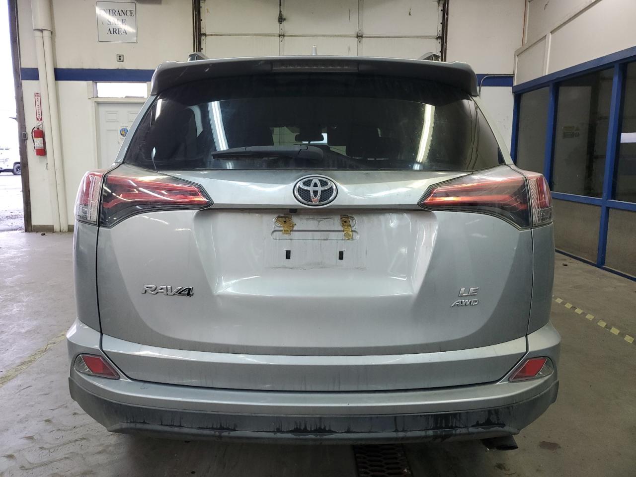 2018 Toyota Rav4 Le VIN: 2T3BFREV6JW725213 Lot: 80718904