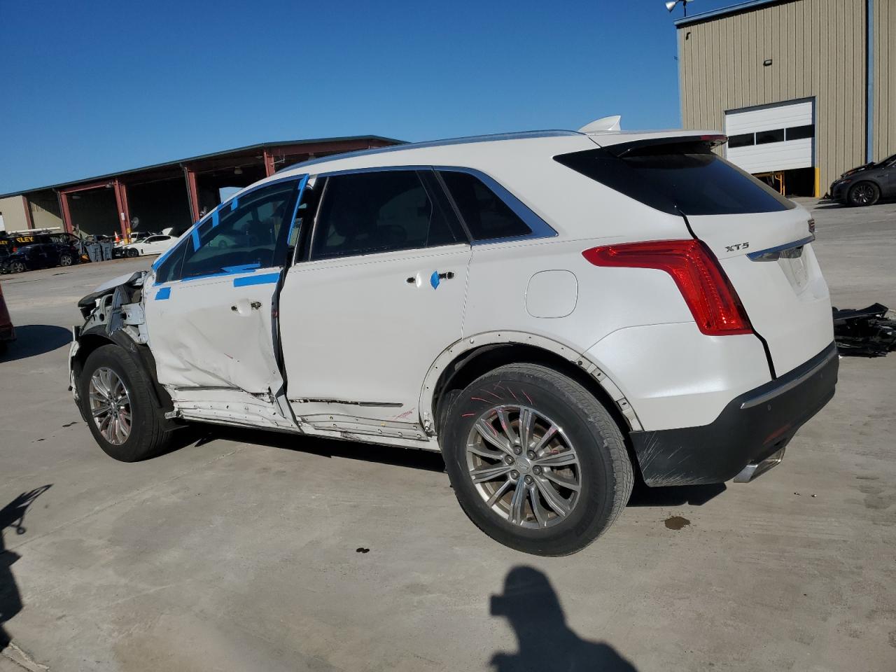 VIN 1GYKNCRS7KZ124050 2019 CADILLAC XT5 no.2