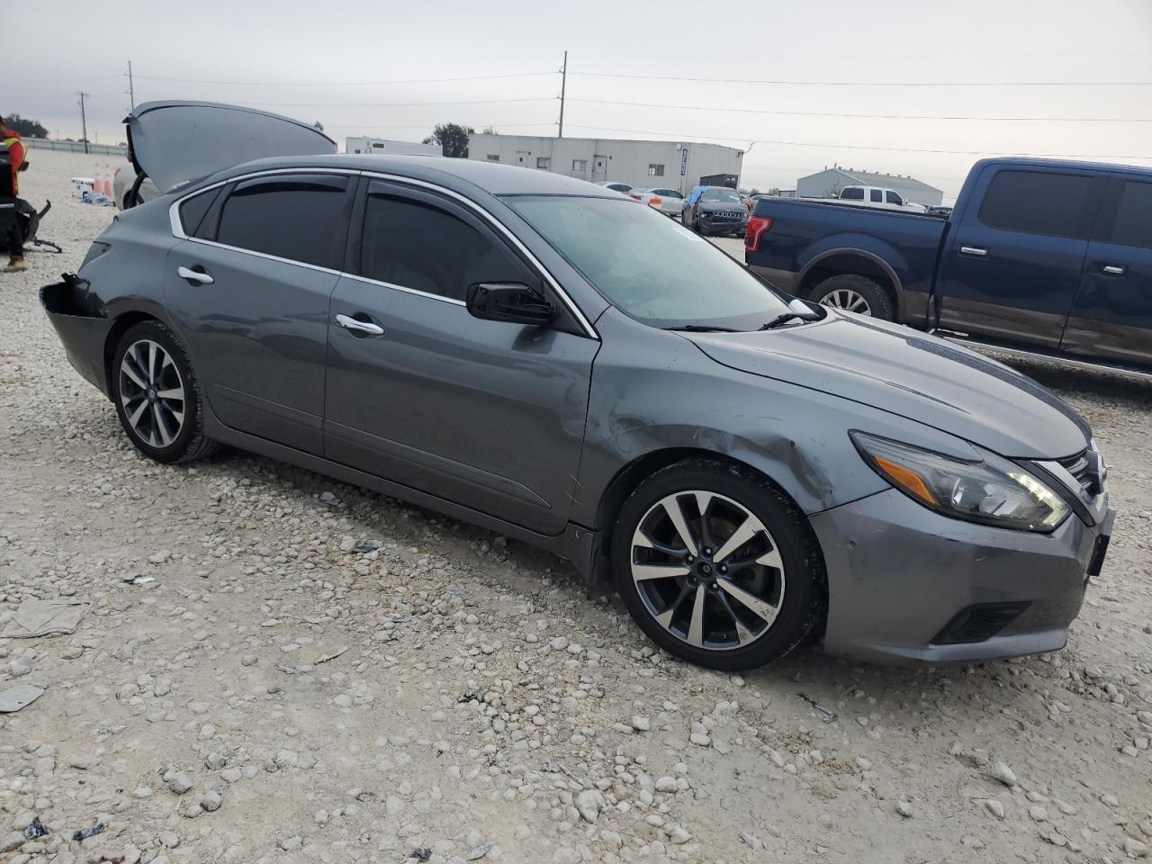 2017 Nissan Altima - Image 4