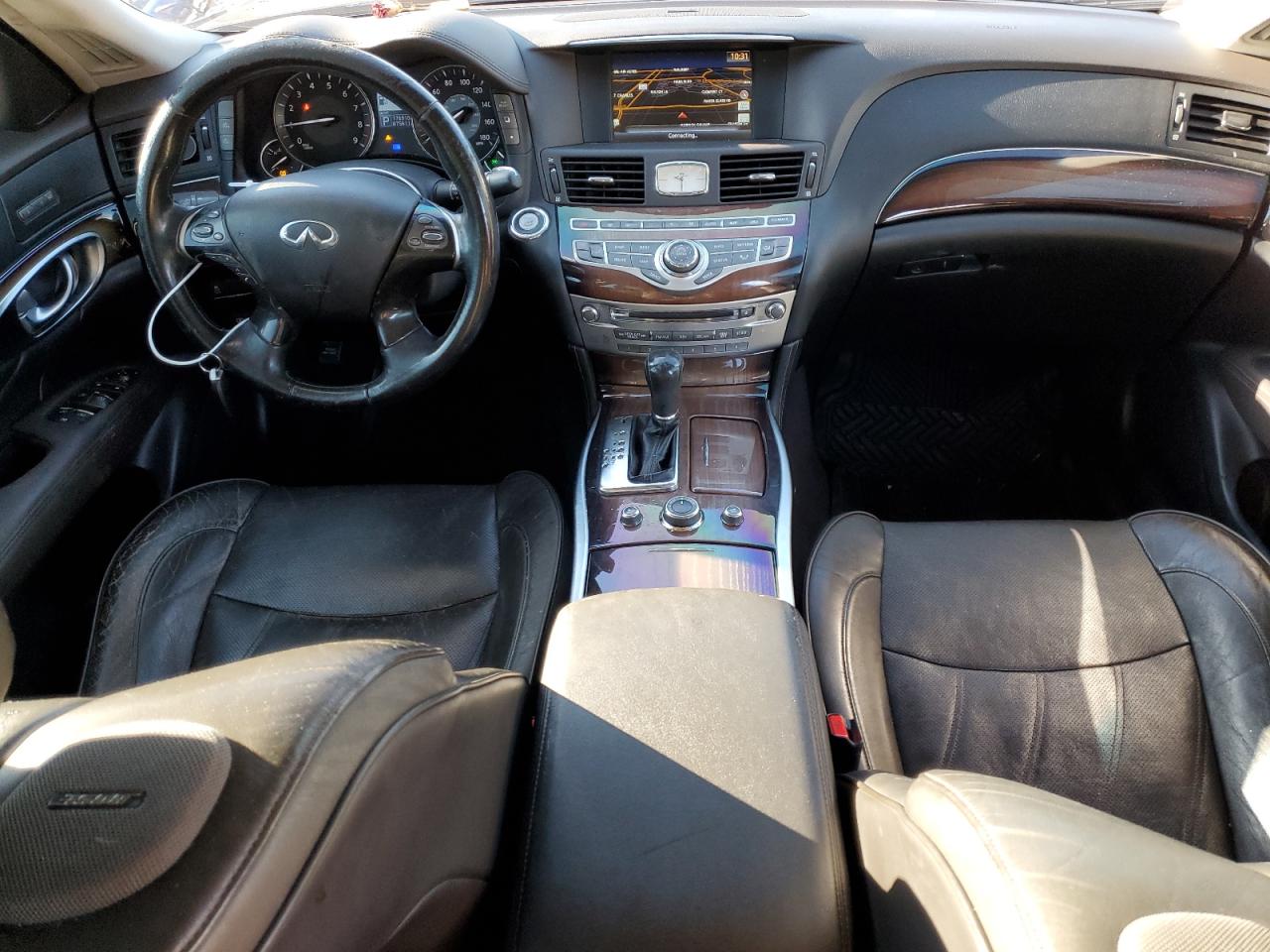 2011 Infiniti M - Image 8