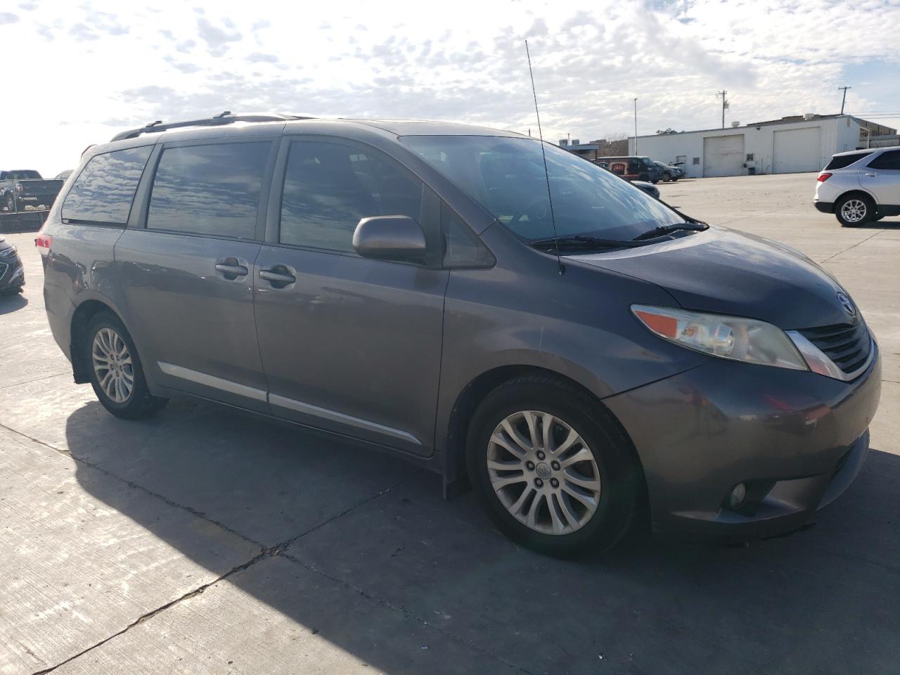 2013 Toyota Sienna - Image 4