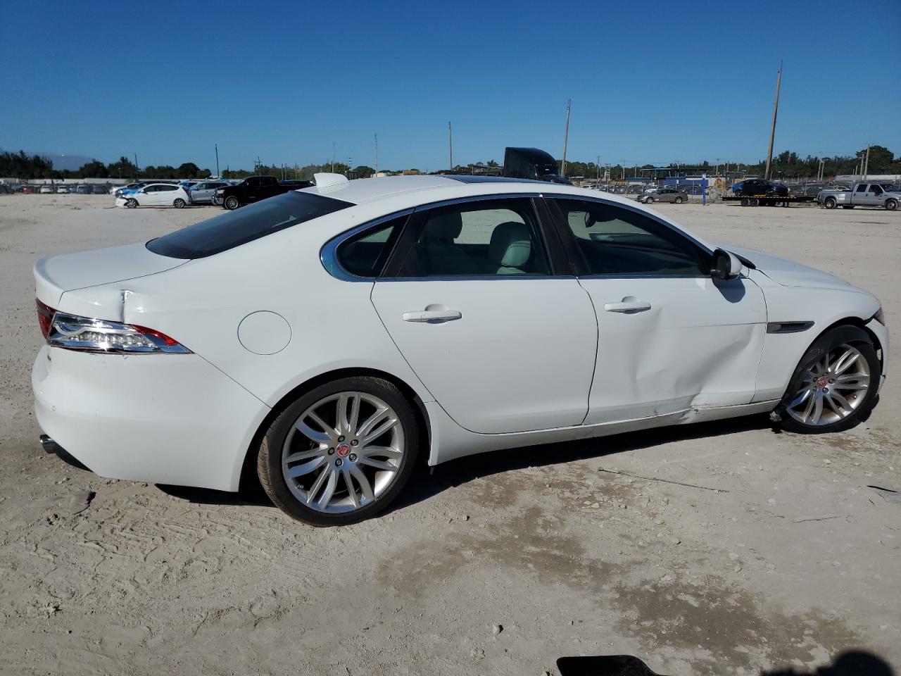 2016 Jaguar XF - Image 3