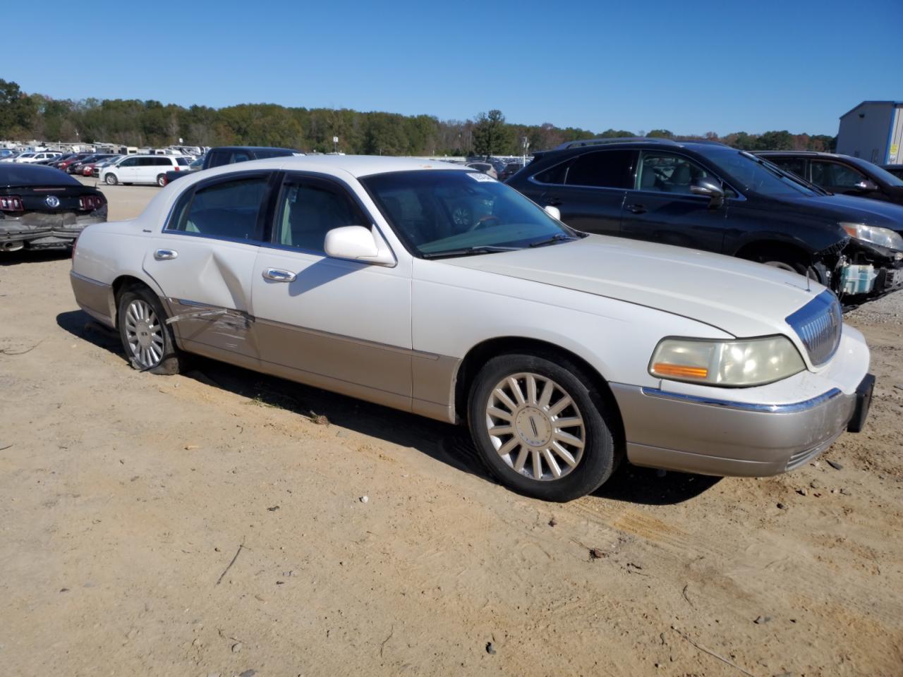 2003 Lincoln Town Car - Image 4