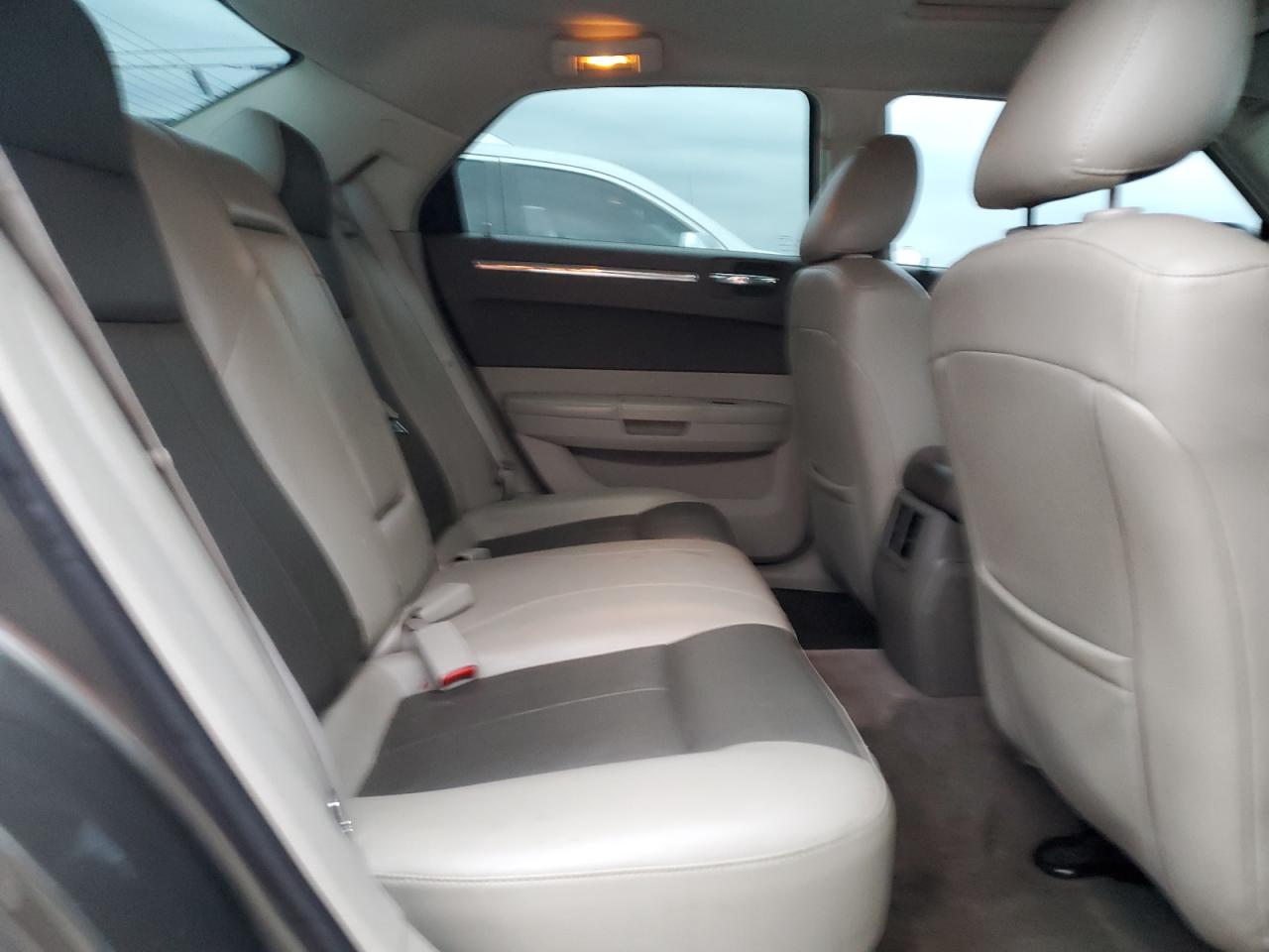 2008 Chrysler 300 - Image 10