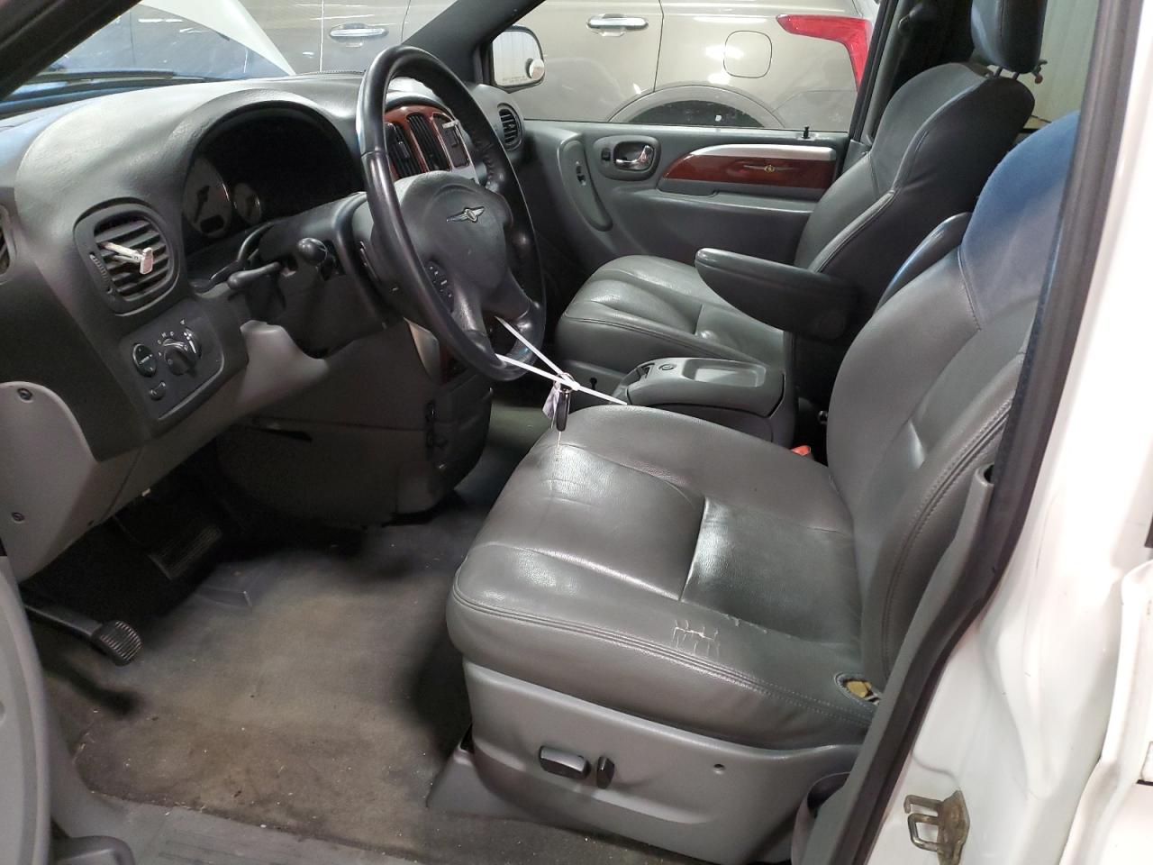 2005 Chrysler Town & Country - Image 7