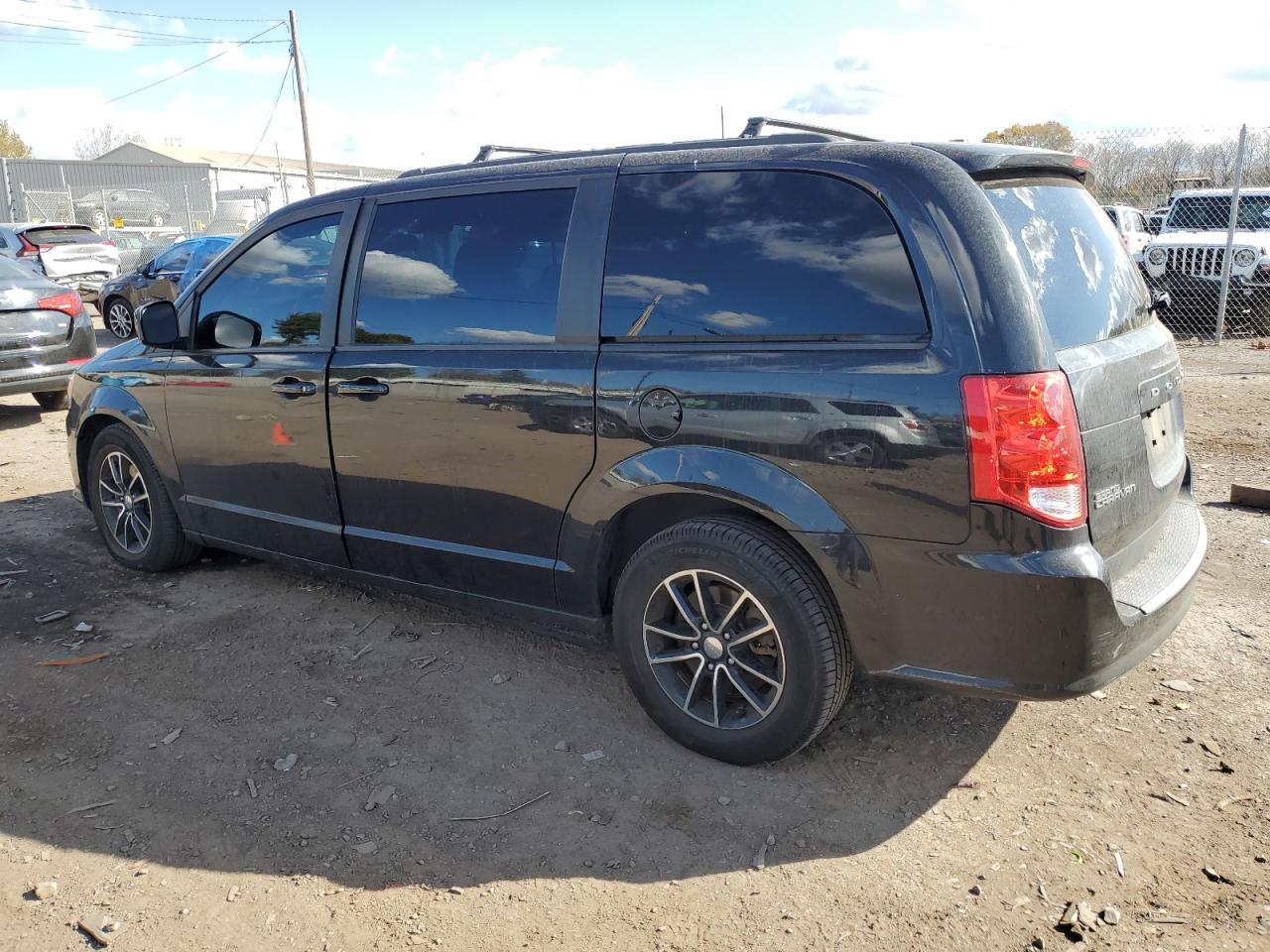 VIN 2C4RDGEGXJR282777 2018 DODGE CARAVAN no.2