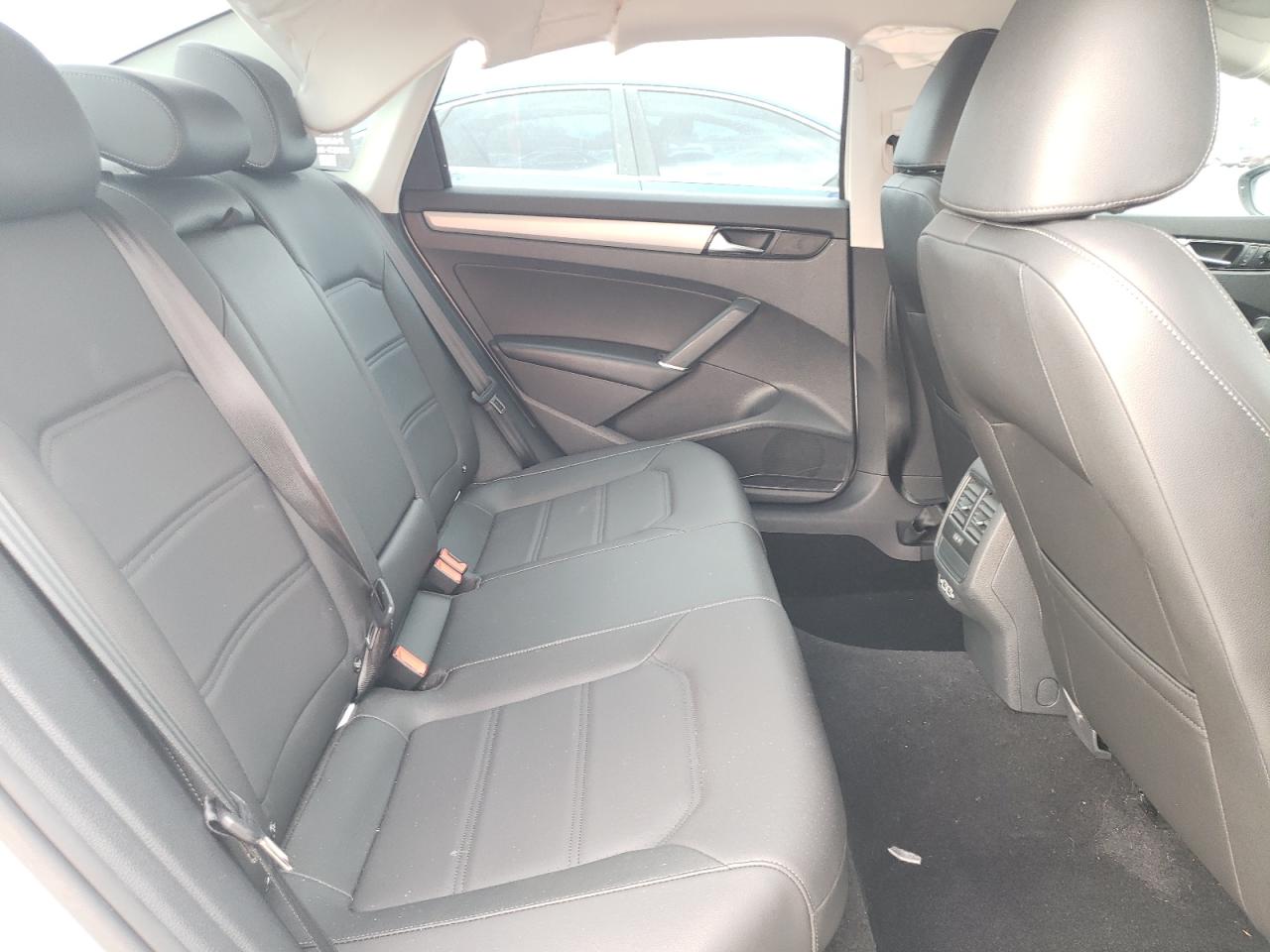 2021 Volkswagen Passat - Image 10