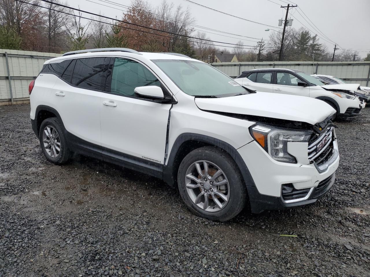 2022 GMC Terrain - Image 4
