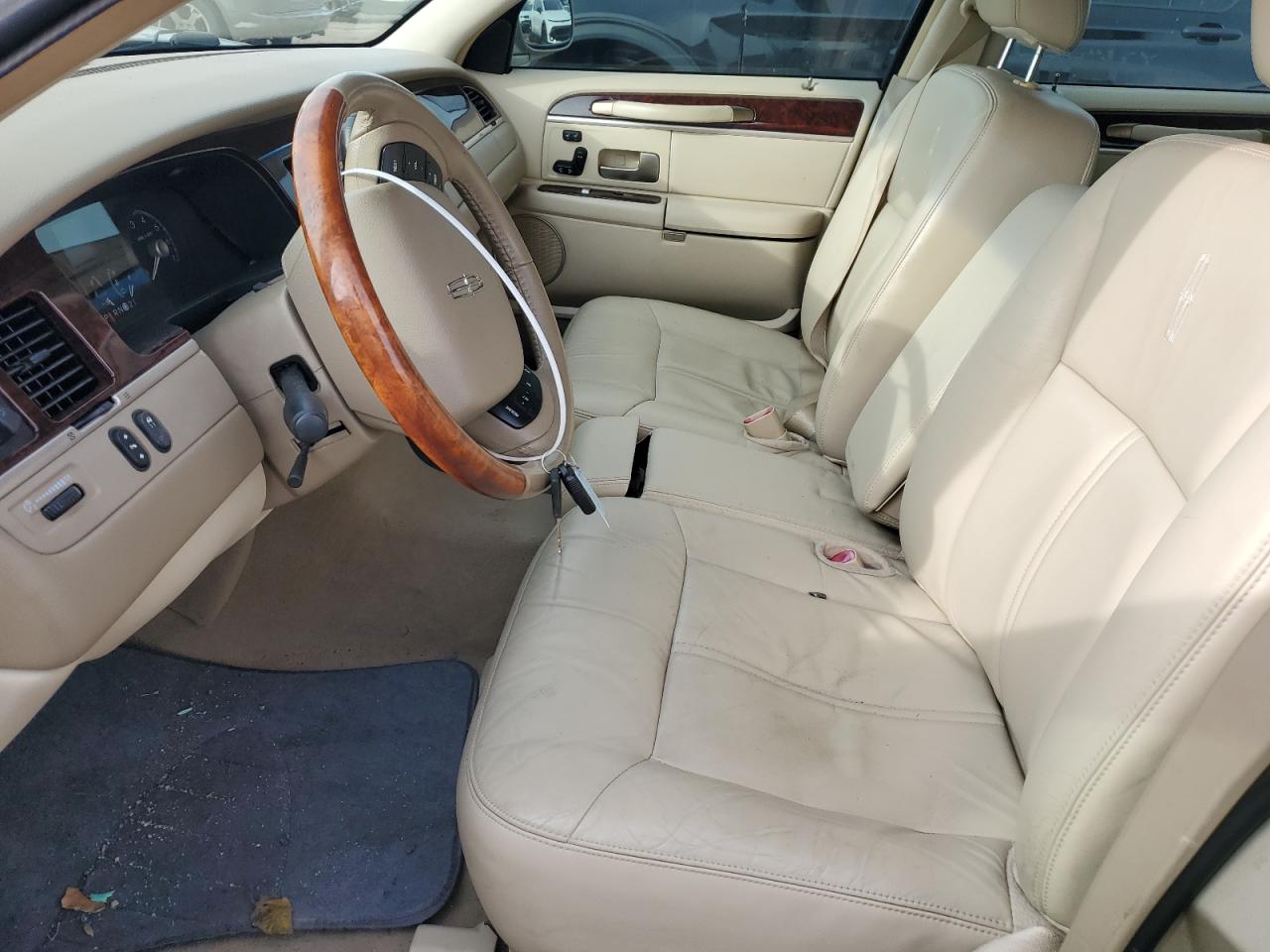 2010 Lincoln Town Car - Image 7