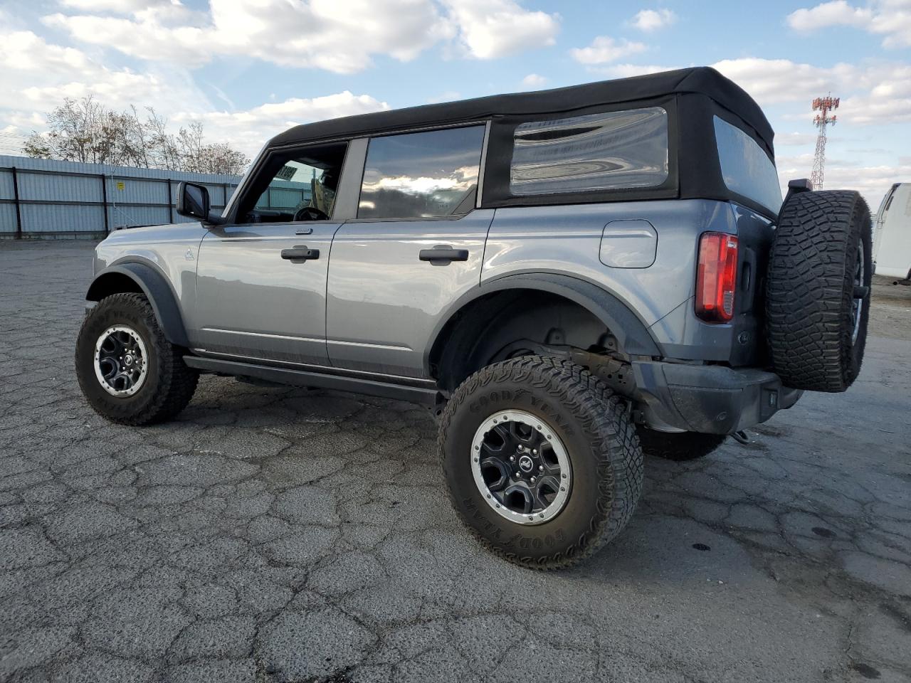2023 Ford Bronco - Image 2