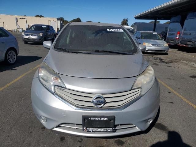 Hatchbacks NISSAN VERSA 2015 Srebrny
