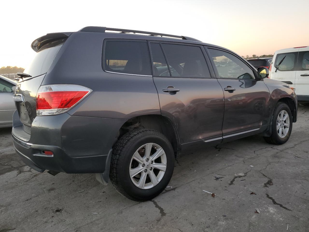 VIN 5TDBK3EH2DS219595 2013 TOYOTA HIGHLANDER no.3