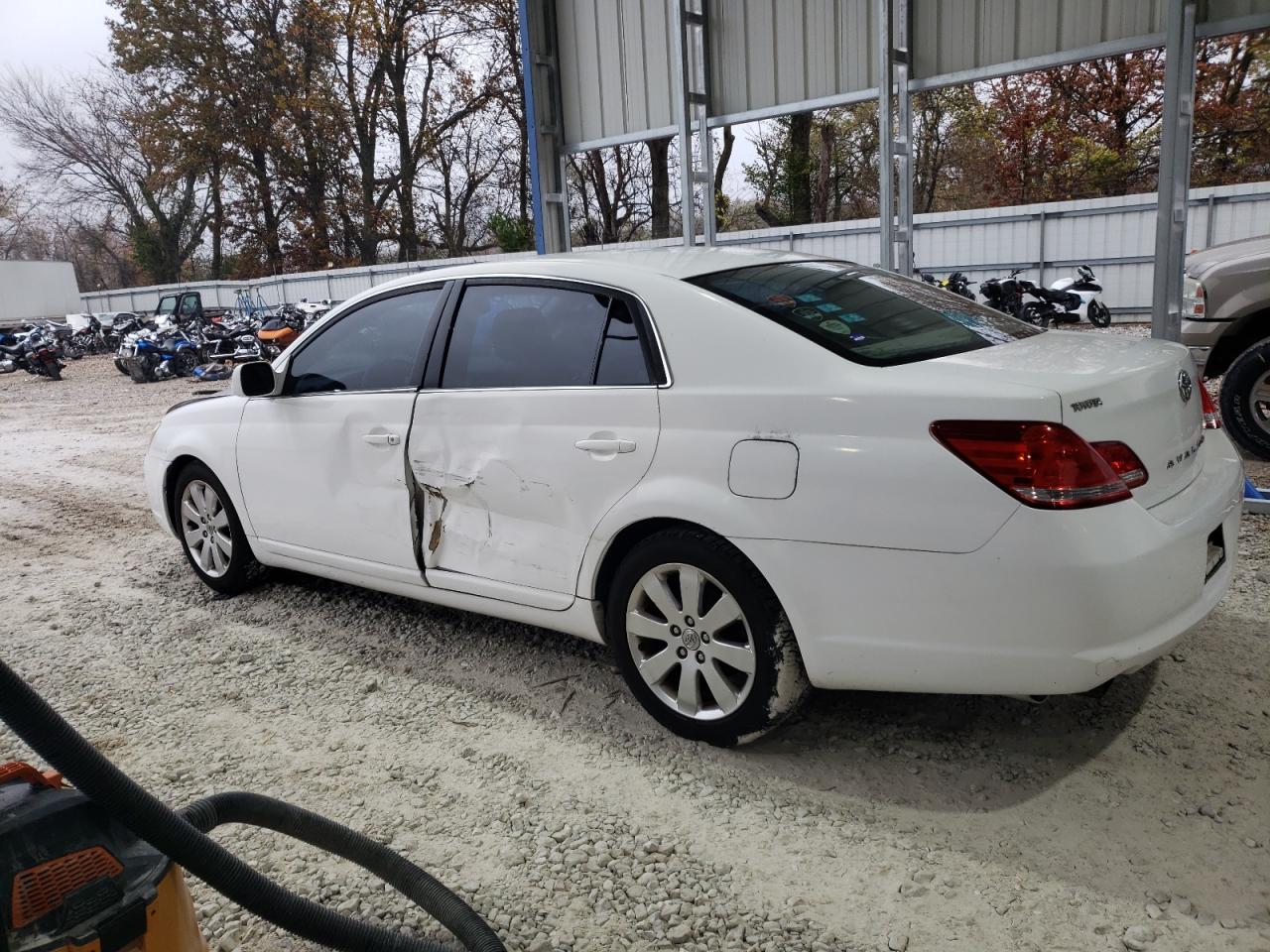 2007 Toyota Avalon - Image 2