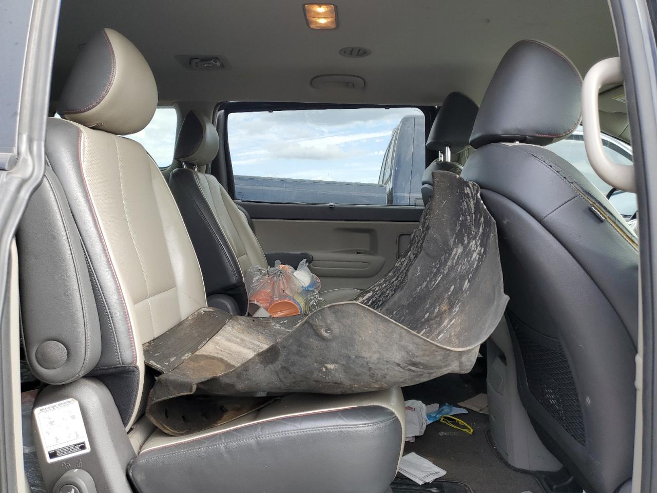 2017 Kia Sedona - Image 11
