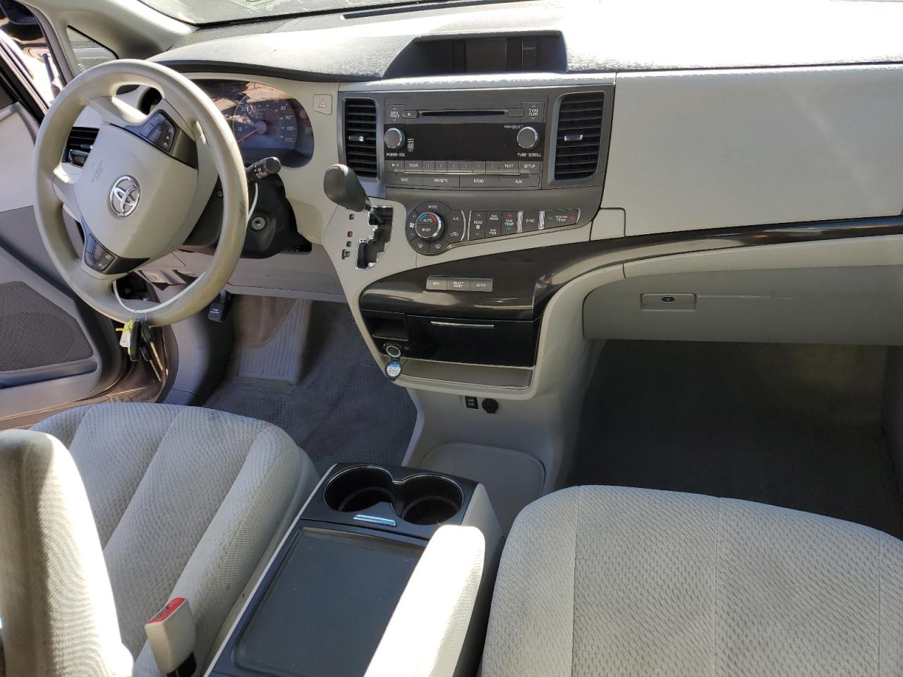2013 Toyota Sienna - Image 8