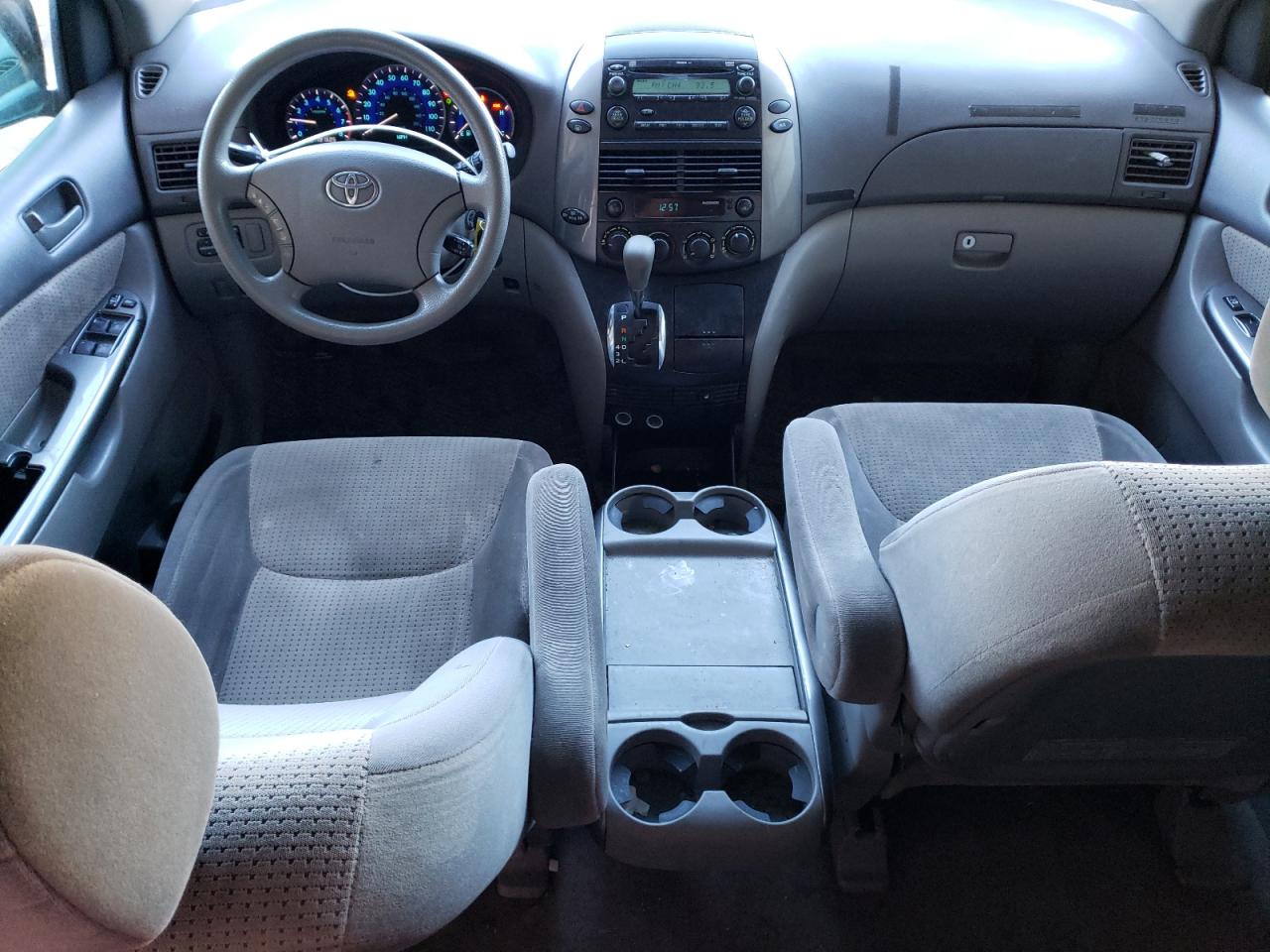 2010 Toyota Sienna - Image 8