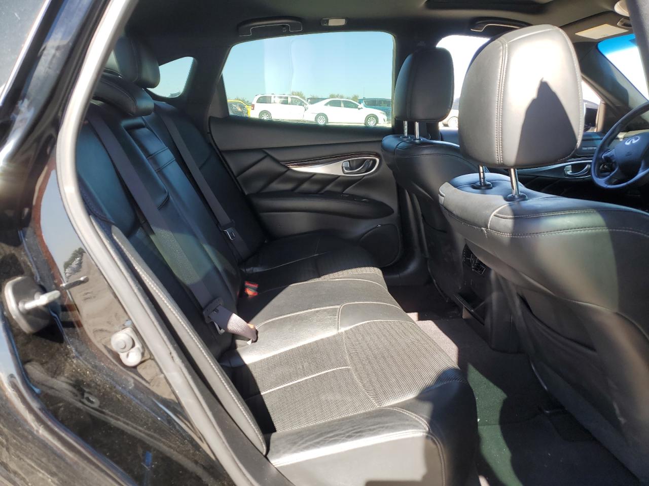 2016 Infiniti Q70 - Image 10