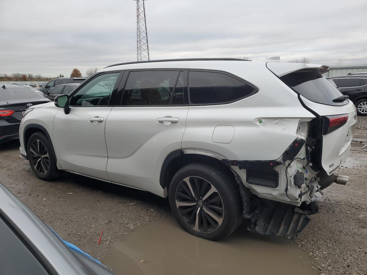 2022 Toyota Highlander - Image 2