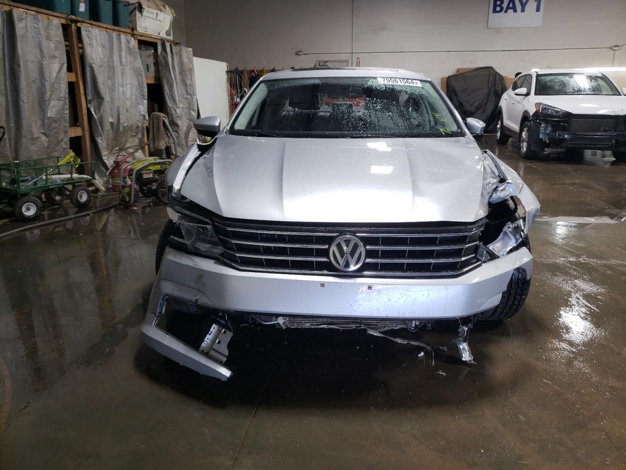 2017 Volkswagen Passat - Image 5