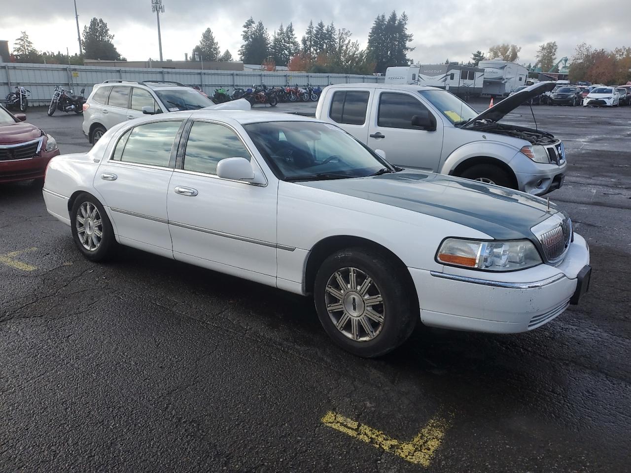 2011 Lincoln Town Car - Image 4