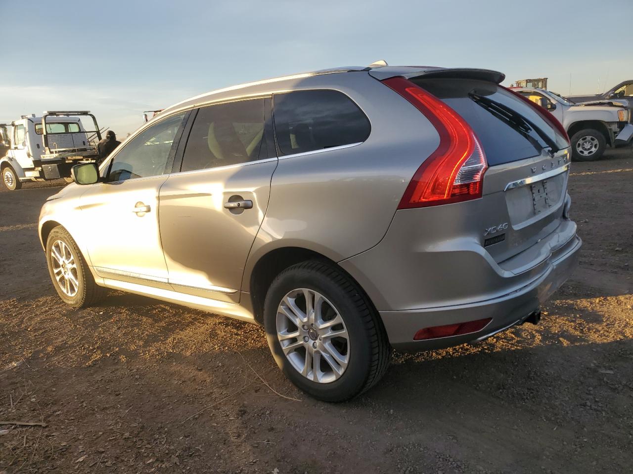 VIN YV4612RK7G2812477 2016 VOLVO XC60 no.2