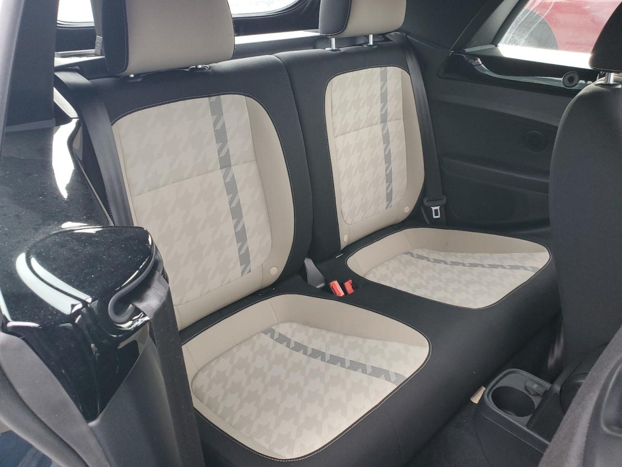 2018 Volkswagen Beetle - Image 10