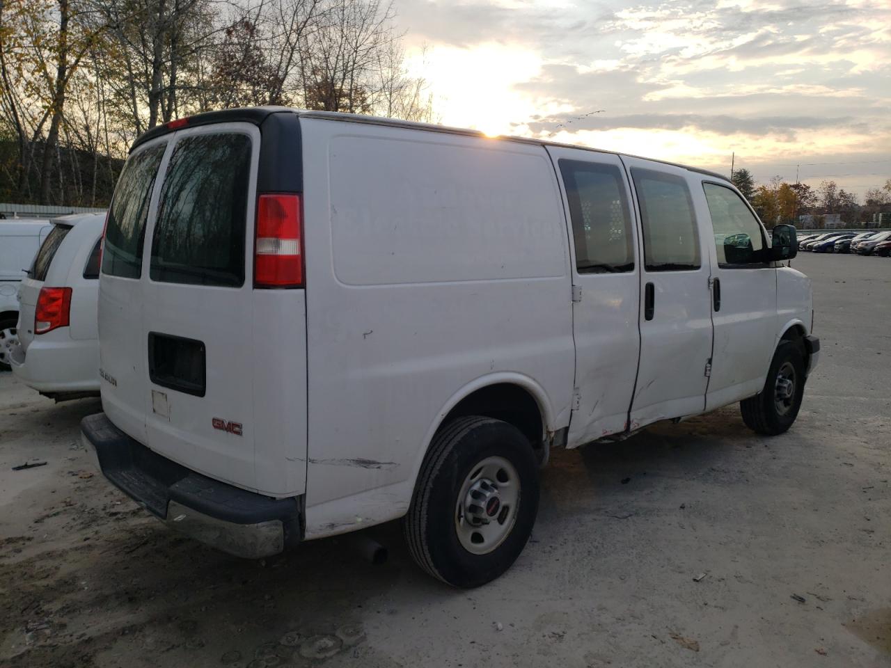 2017 GMC Savana - Image 3