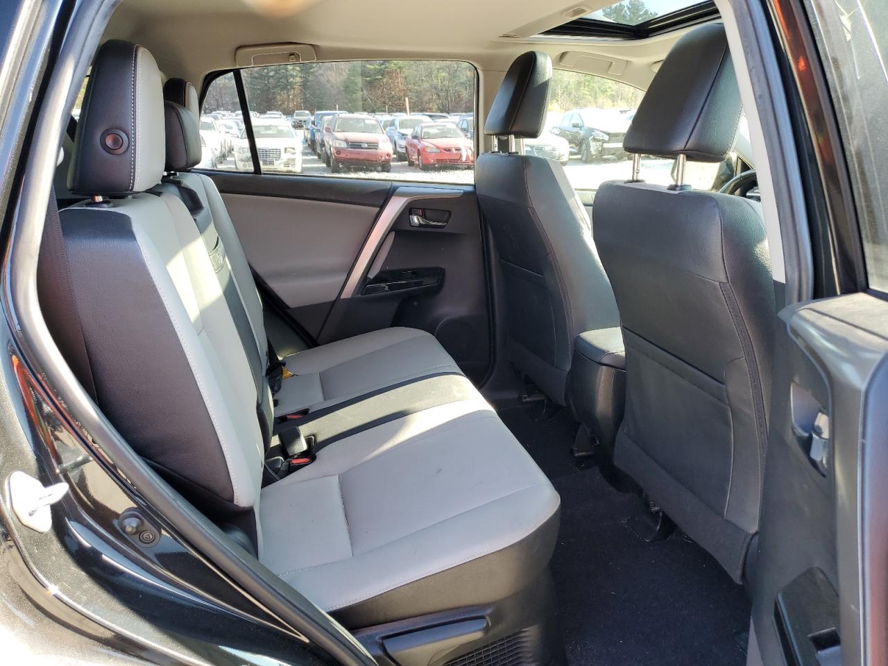 2018 Toyota RAV 4 - Image 11