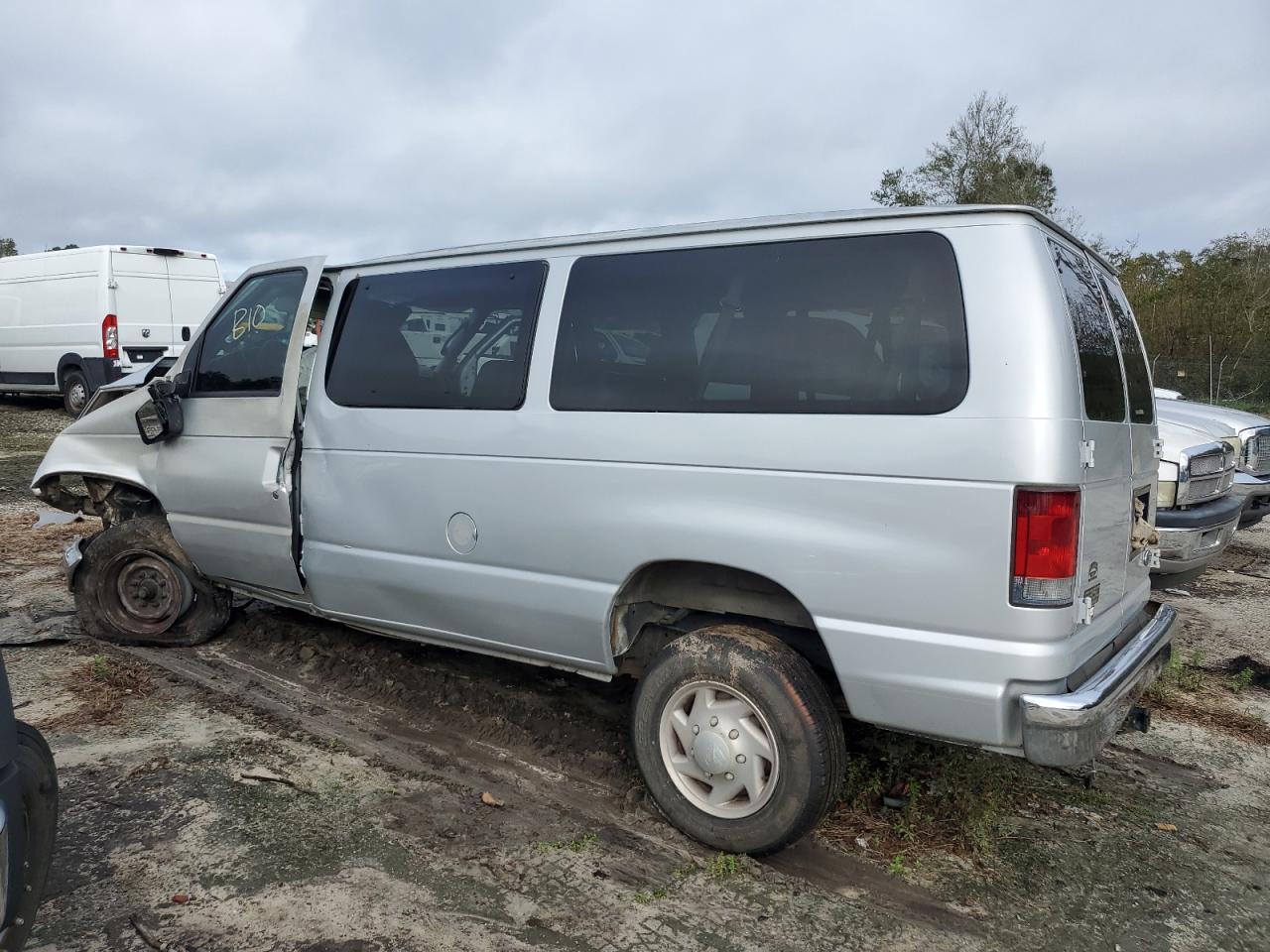 2005 Ford Econoline - Image 2