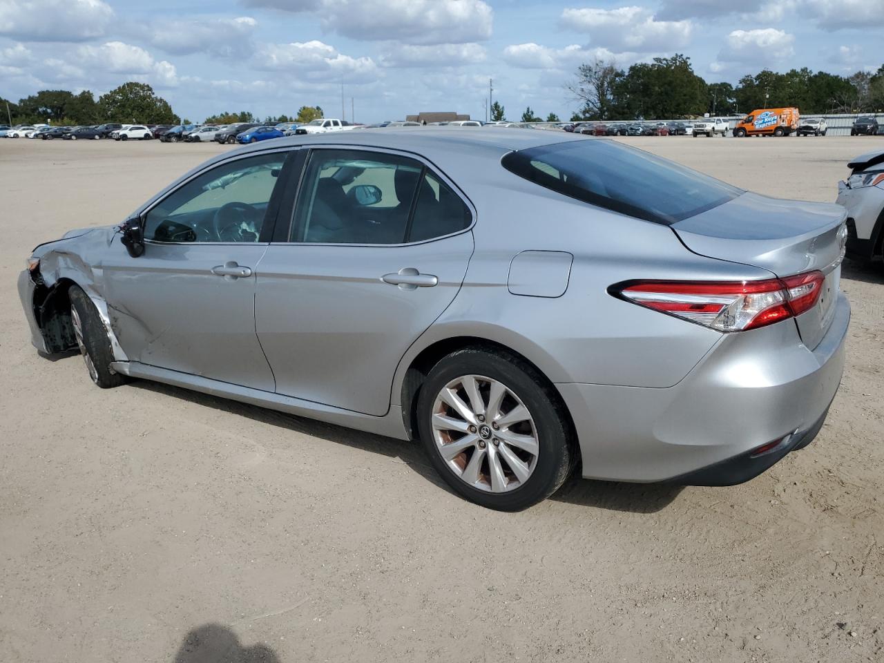 VIN 4T1B11HK1JU104438 2018 TOYOTA CAMRY no.2