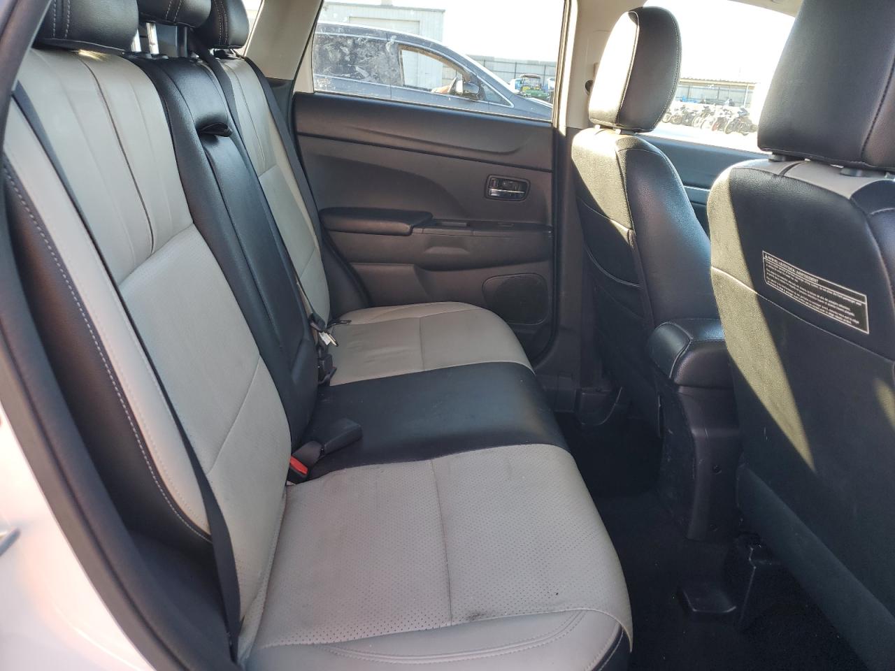 2013 Mitsubishi Outlander - Image 11