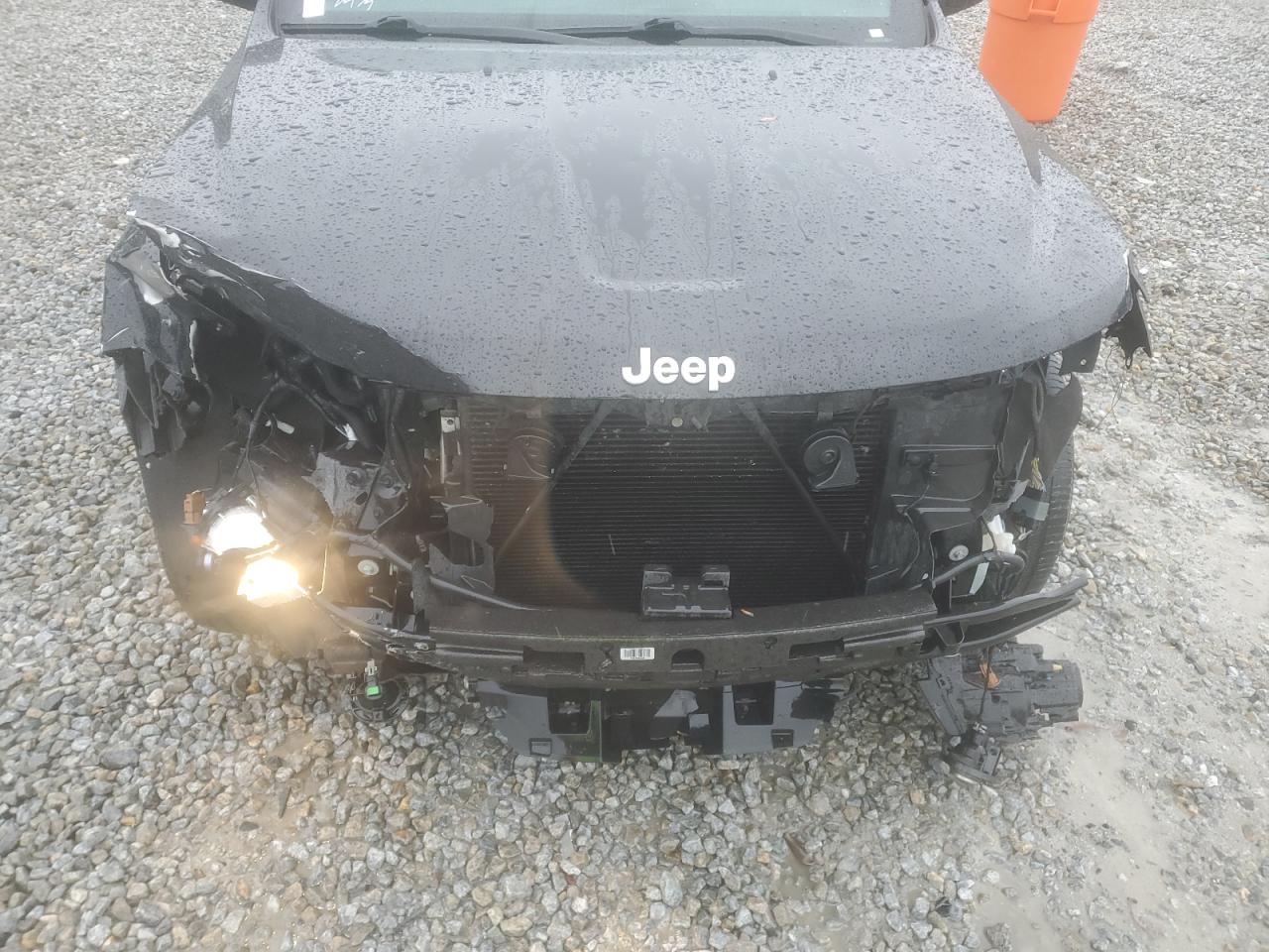 2018 Jeep Grand Cherokee - Image 12