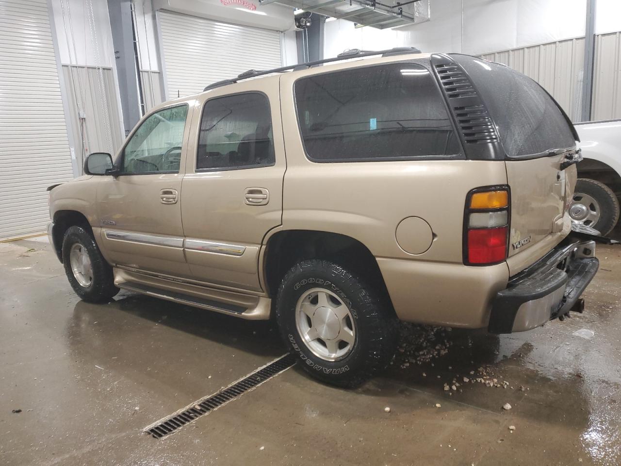 2005 GMC Yukon - Image 2